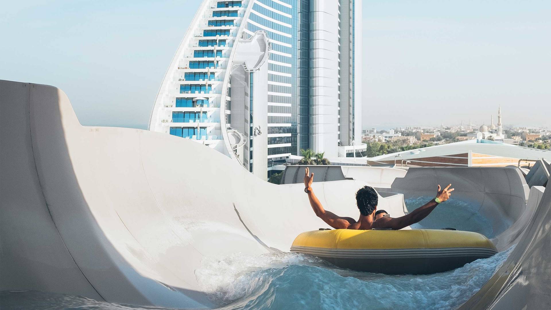 Аквапарк Wild Wadi Waterpark_16-9_мужчина на горке