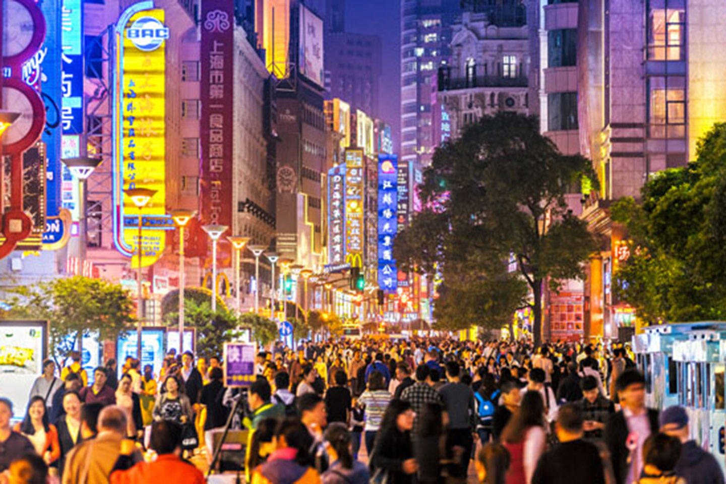 Толпы покупателей на вечерних улицах Шанхая