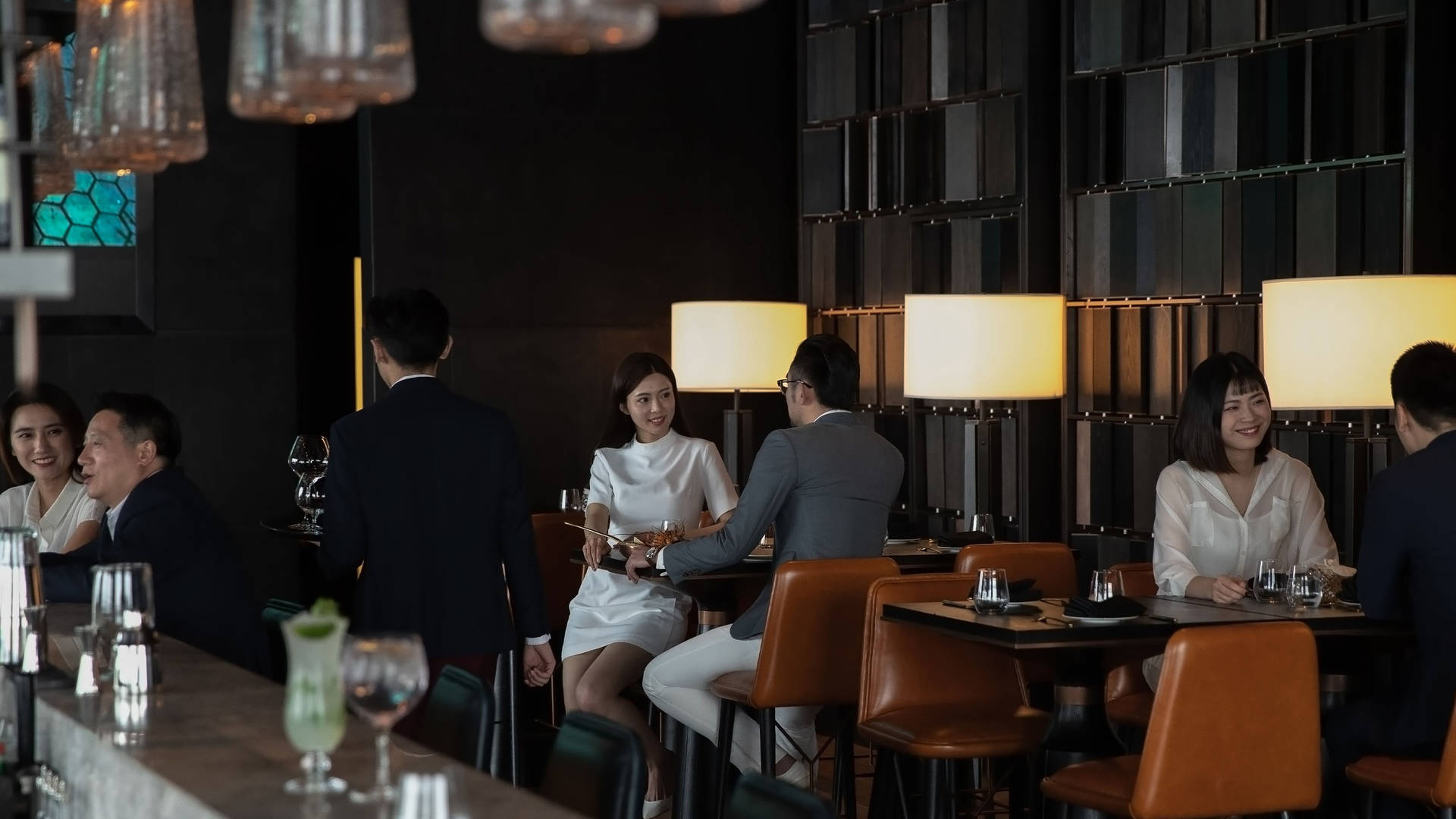 Image of two friends dining at Jumeirah Nanjing Zhuo Xian restaurant