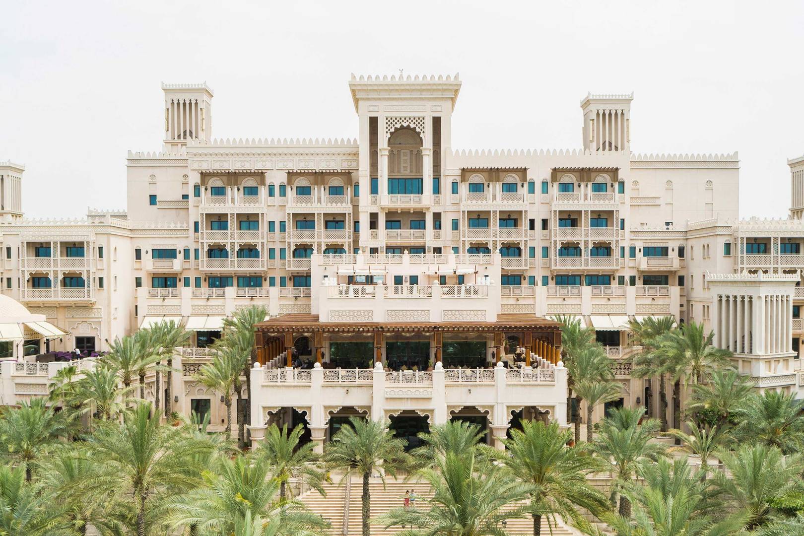 Blick auf die Fassade des Hotels Jumeirah Al Naseem