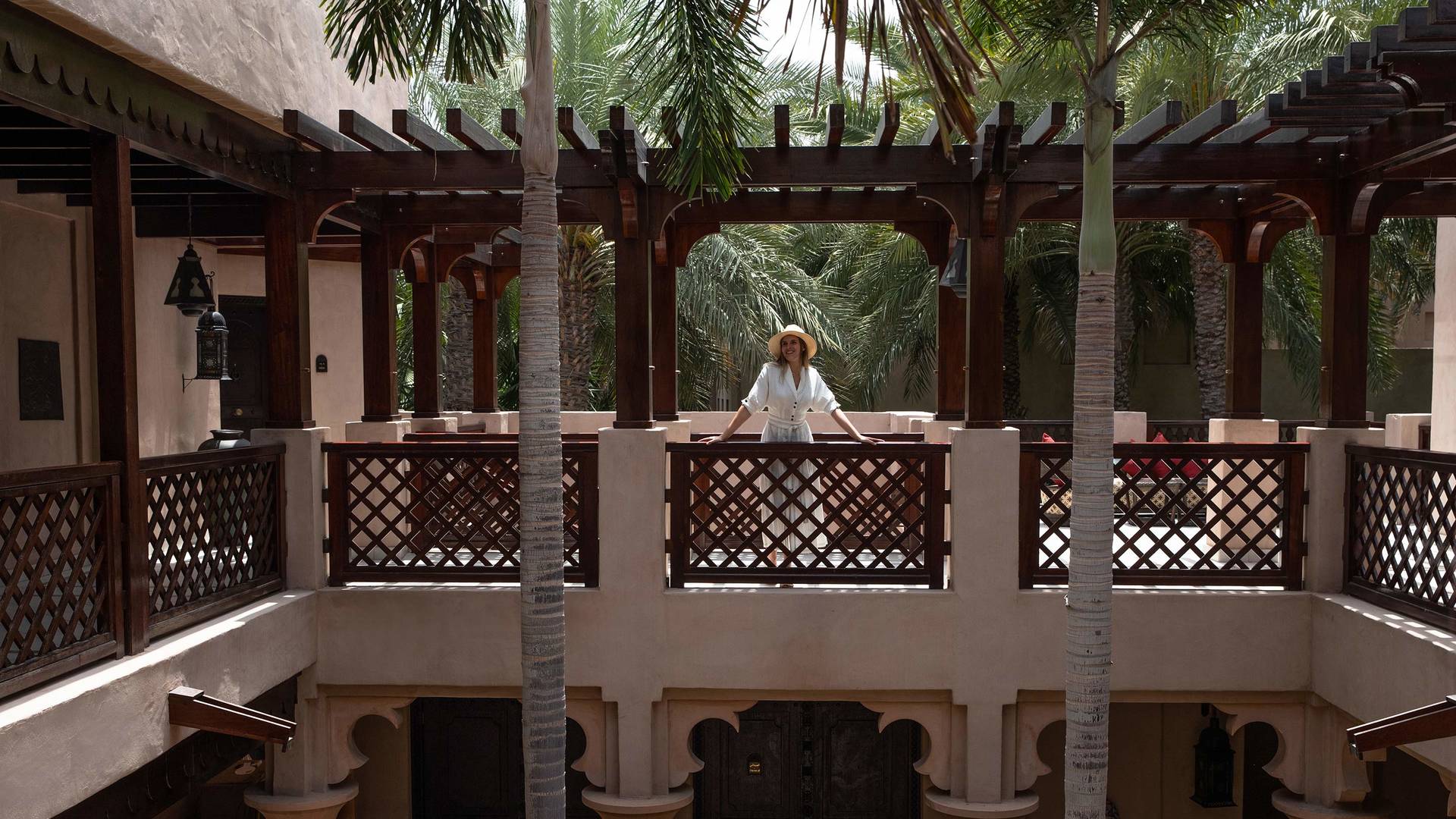 Женщина на балконе в отеле Jumeirah Dar Al Masayaf