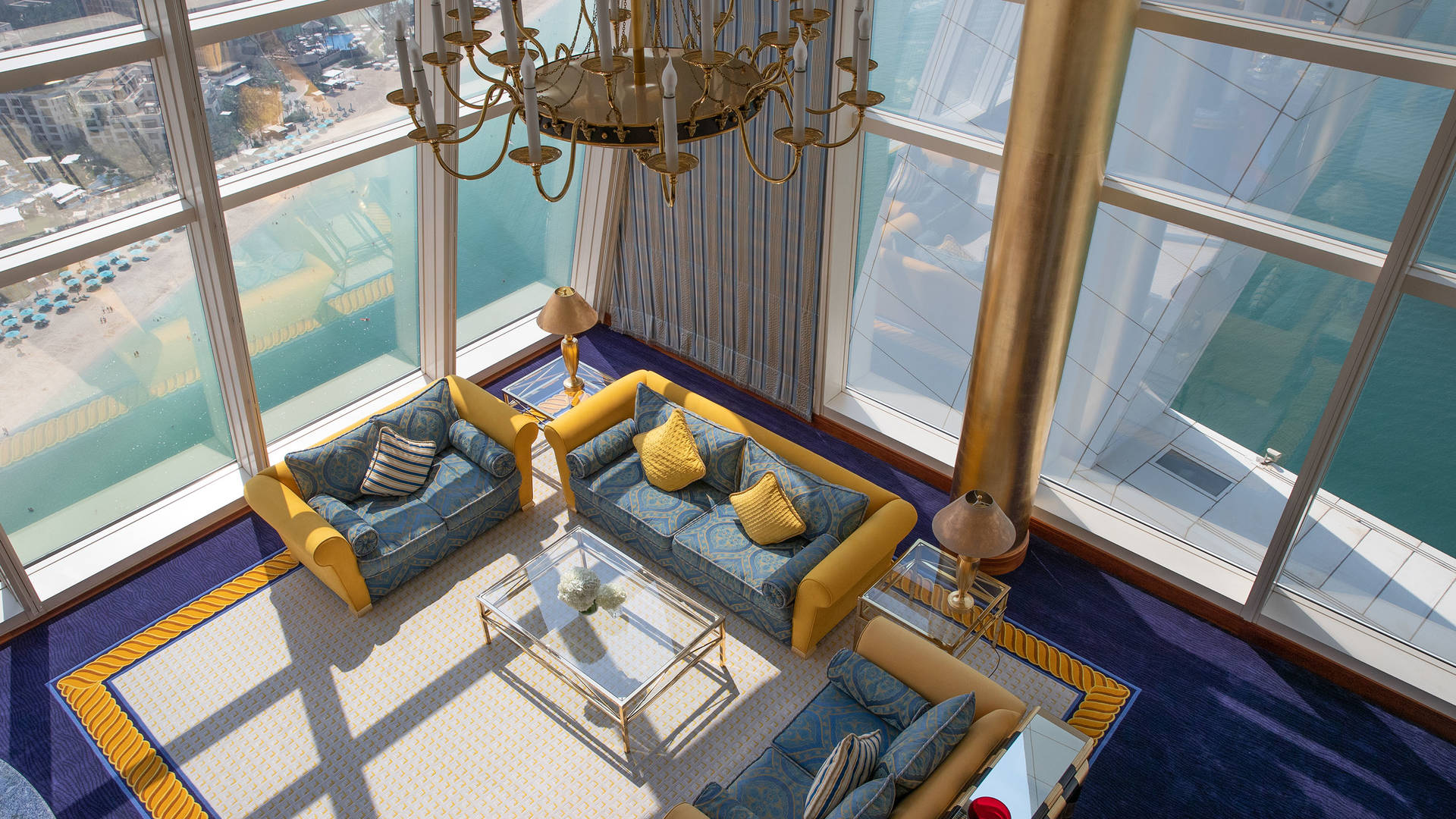 Вид сверху на гостиную люкса Club Suite в отеле Burj Al Arab