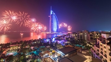 ألعاب نارية بمناسبة احتفالات رأس السنة في برج العرب 