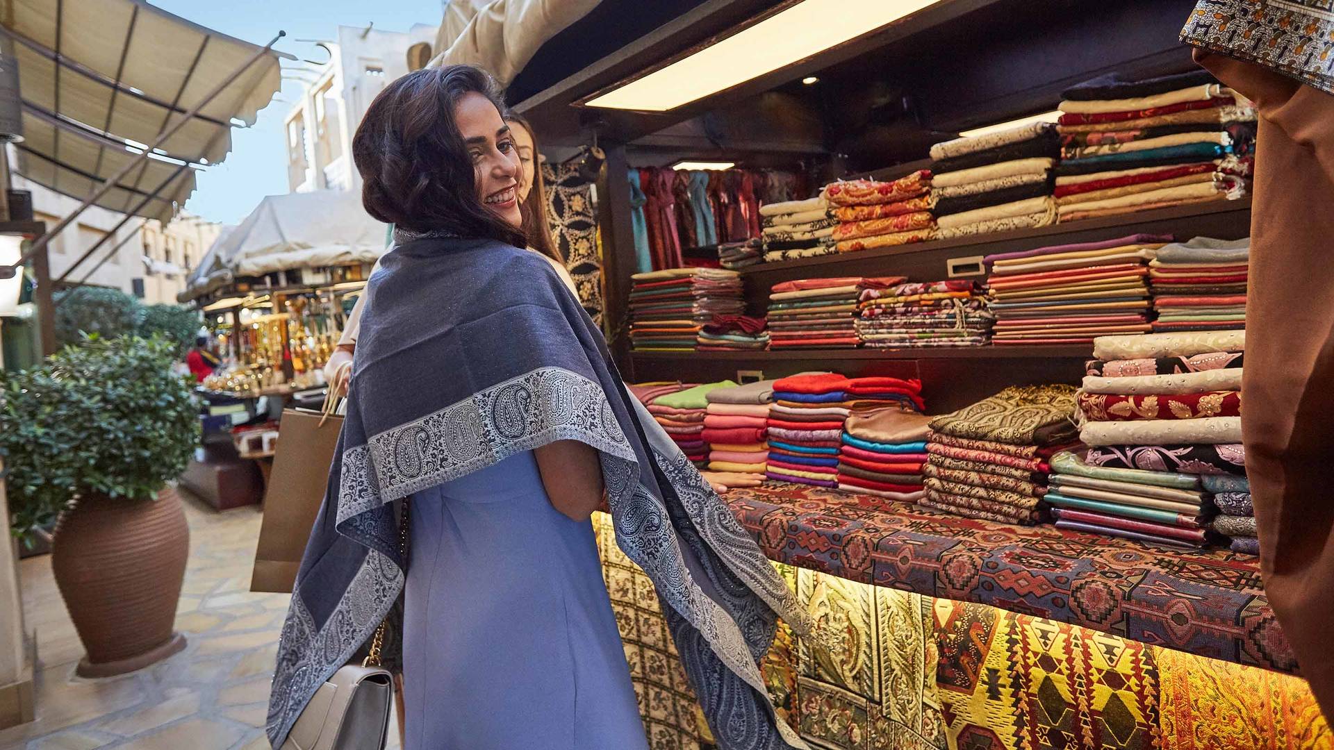 Dubai – Westliche Frau beim Einkaufen_16-9