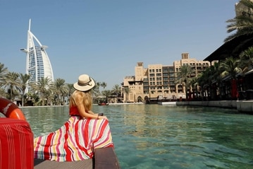 Dubai – Frau in einem Abra-Boot_6-4