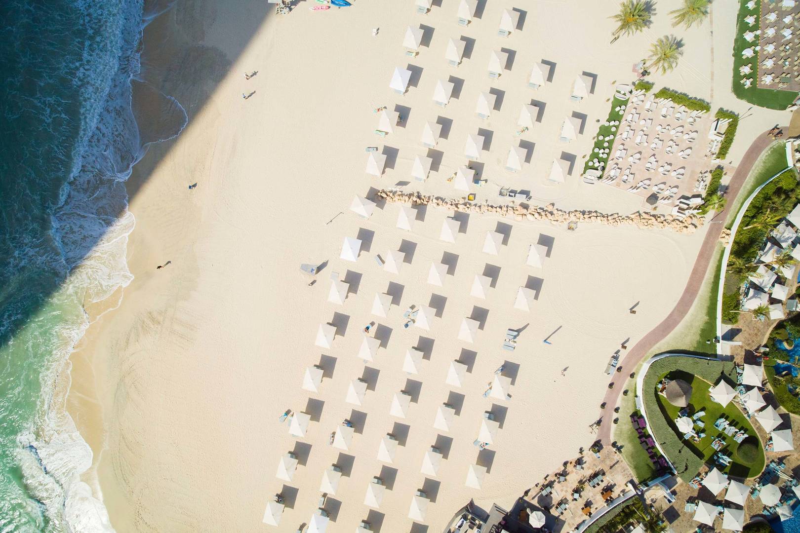 卓美亚海滩酒店附近海滩的鸟瞰图