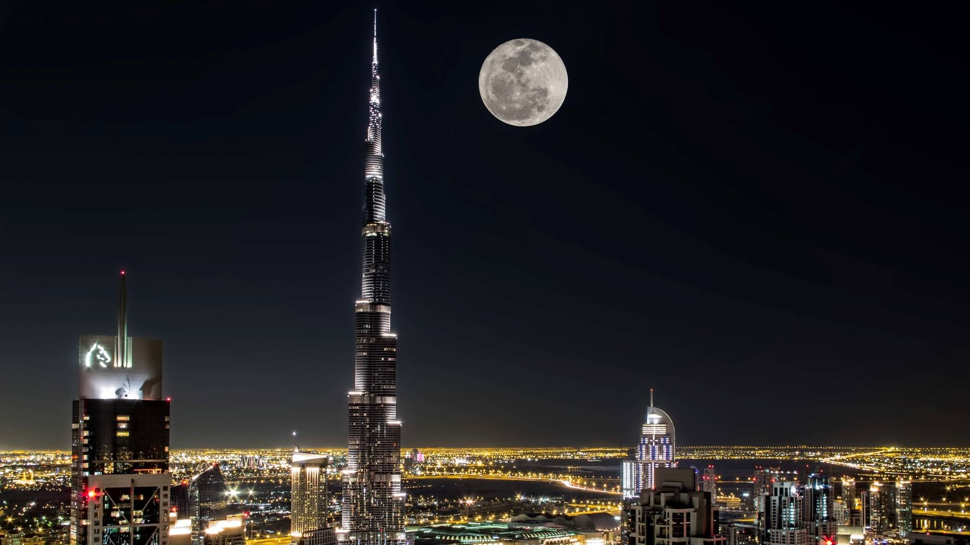 A full moon above Dubai