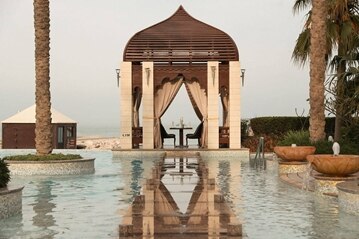 卓美亚梅喜拉海滩水疗度假酒店无边泳池畔的浪漫晚餐 