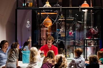 الأطفال يستمتعون بأداء أحد الأنشطة في متحف العلوم بلندن