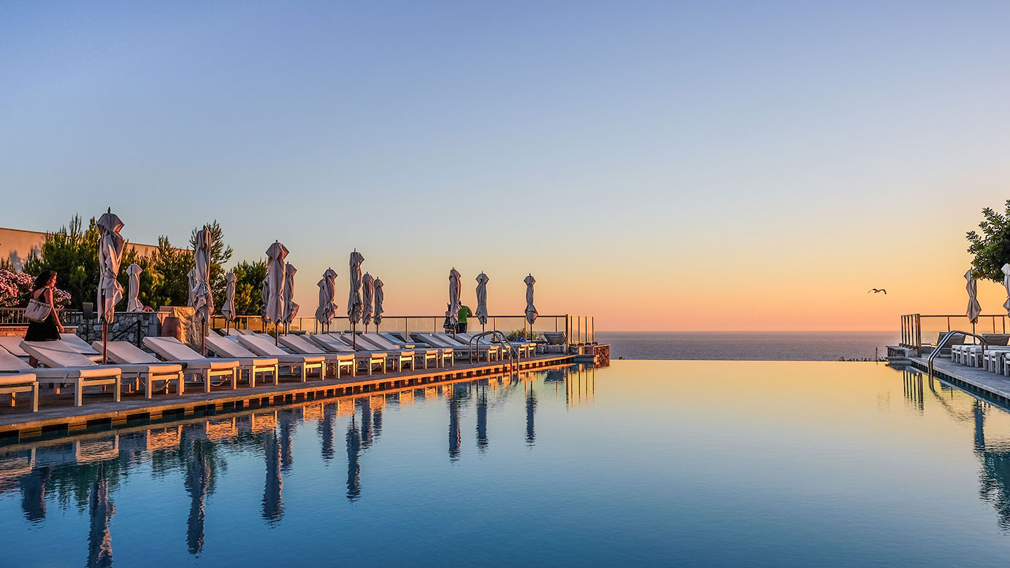 Панорамный бассейн в отеле Jumeirah Port Soller на закате солнца