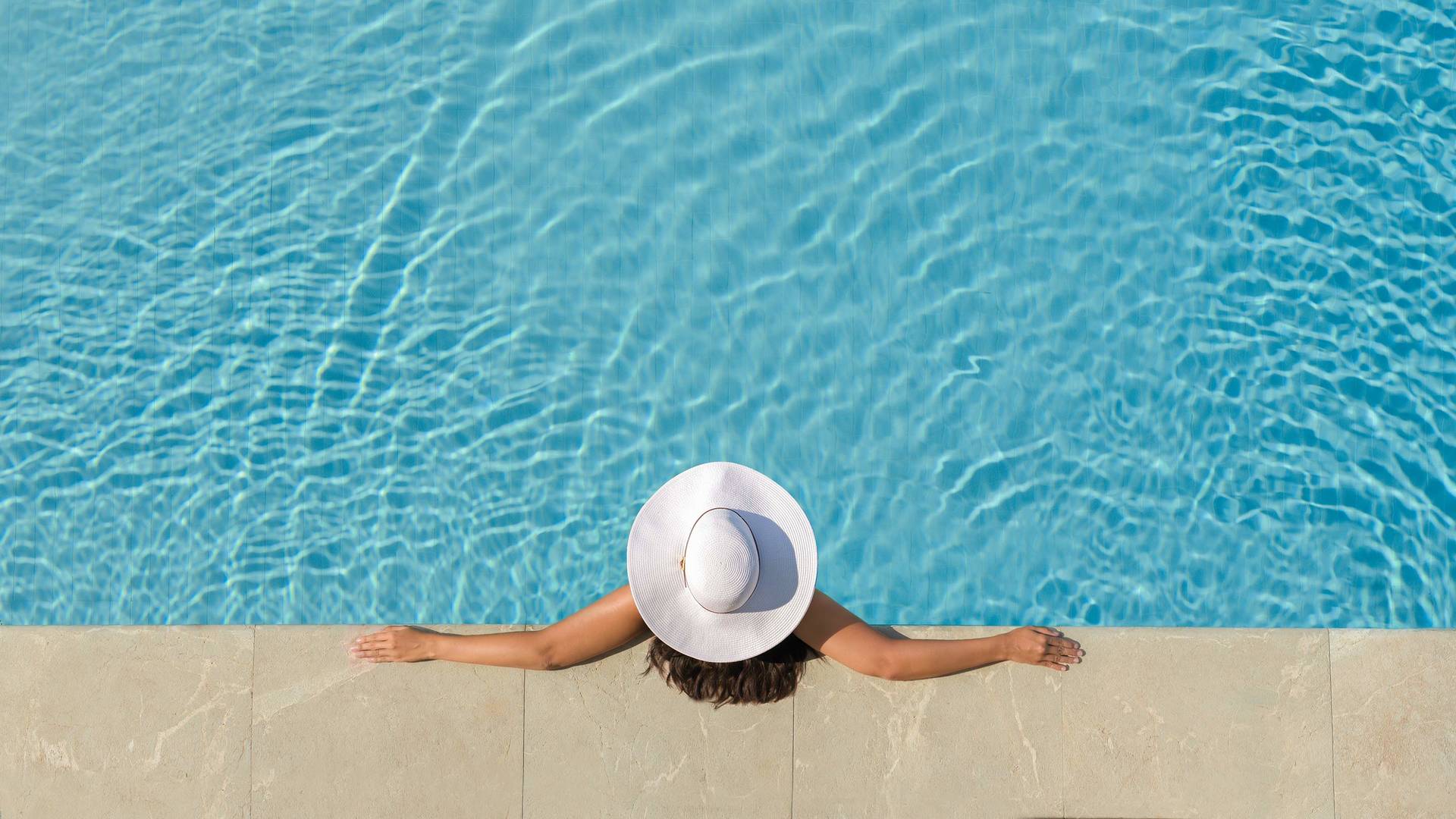 جميرا، بورت دي سولير، سيدة ترتدي قبعة في حمام السباحة_16-9