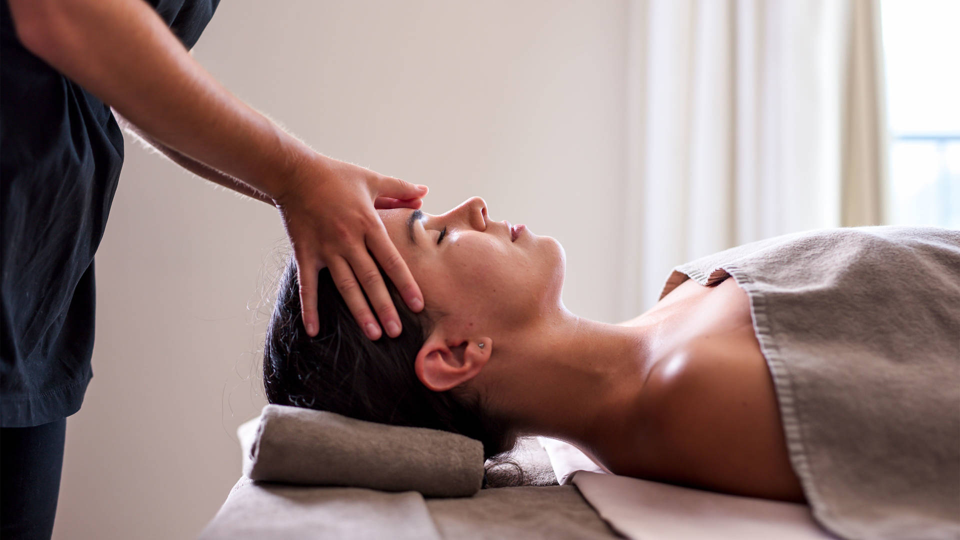 Jumeirah port soller talise spa massage woman
