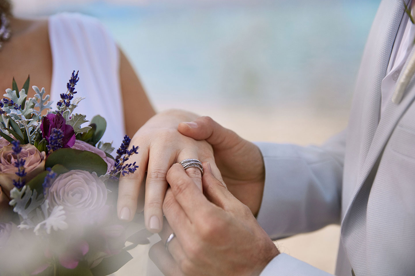 Обмен обручальными кольцами крупным планом на свадебной церемонии