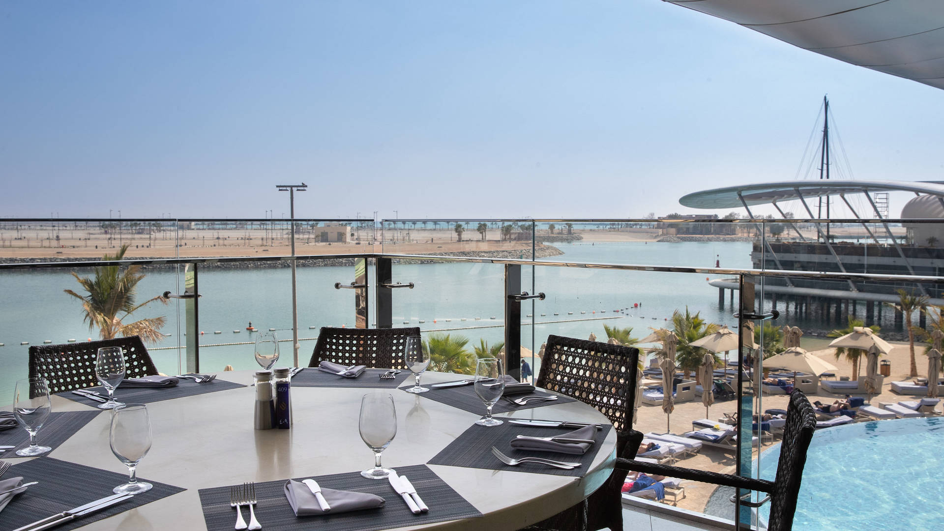 Терраса ресторана Rosewater в отеле Jumeirah at Etihad Towers 