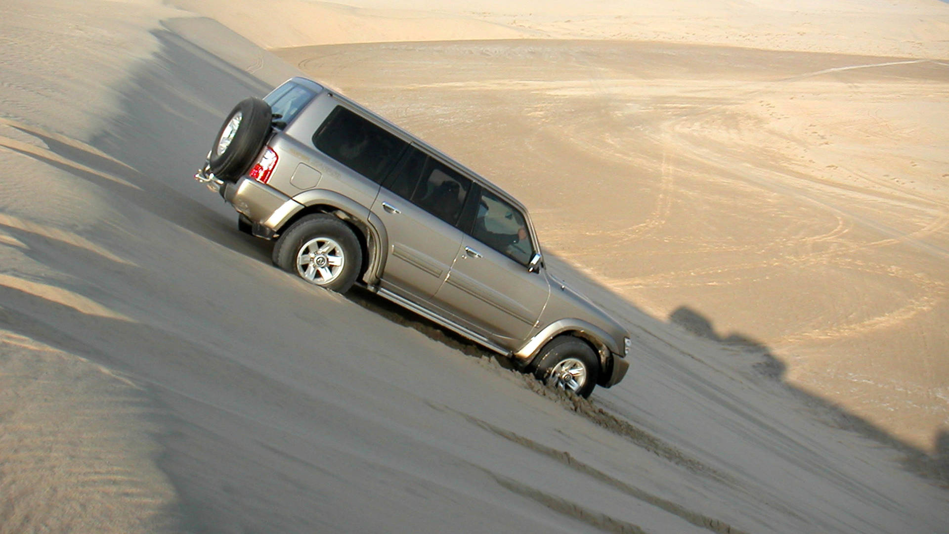 سيارة رباعية الدفع في زيارة لصحراء الربع الخالي في عُمان