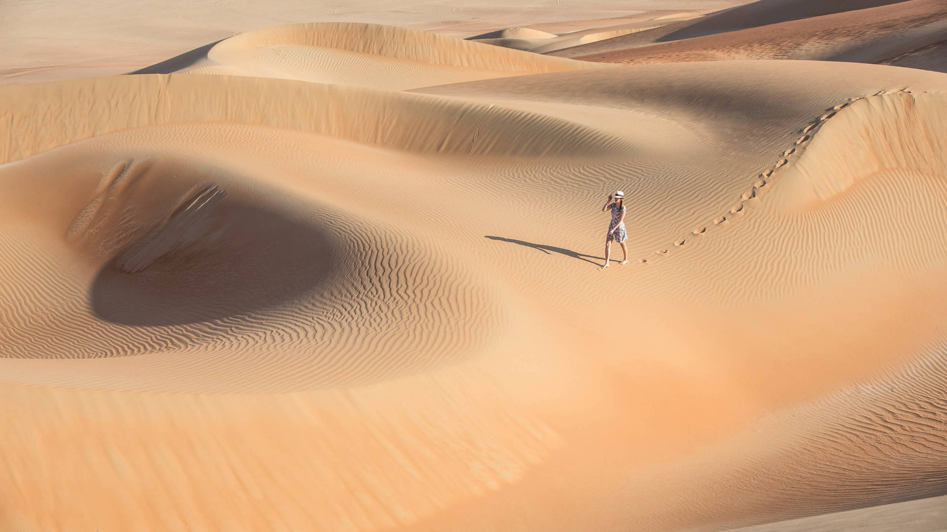 Frau in der Wüste beim Besuch des Leeren Viertels im Oman
