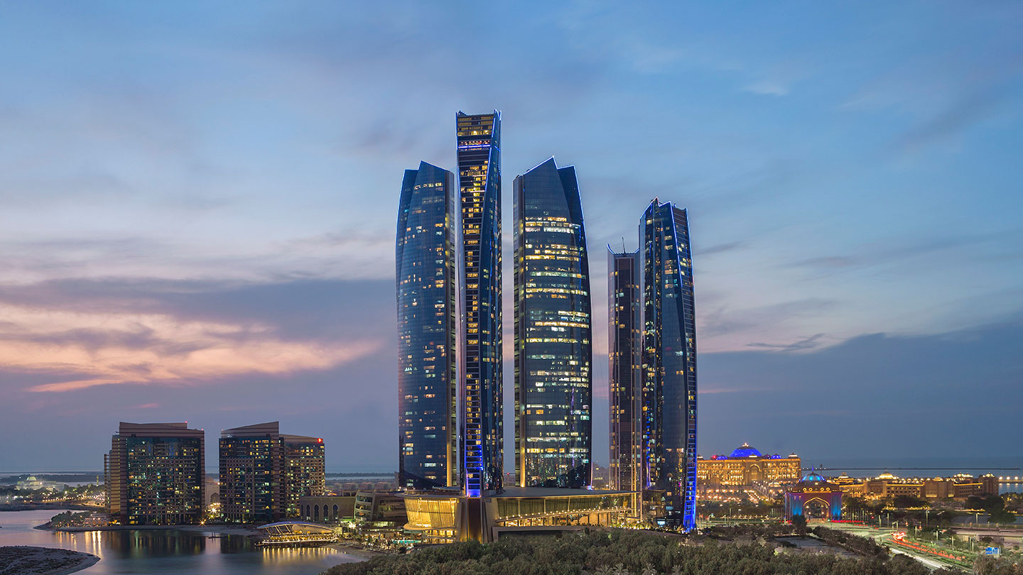 Вид на вечерний горизонт из отеля Jumeirah at Etihad Towers