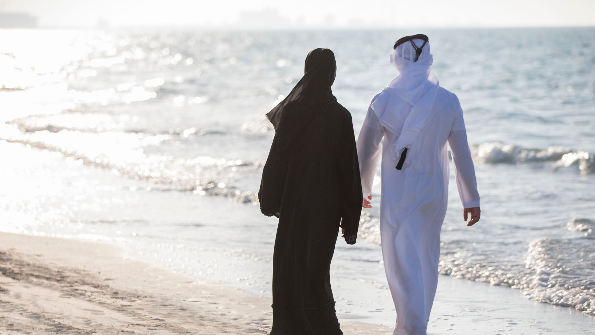 卓美亚萨迪亚特岛度假酒店海滩边的阿拉伯夫妇