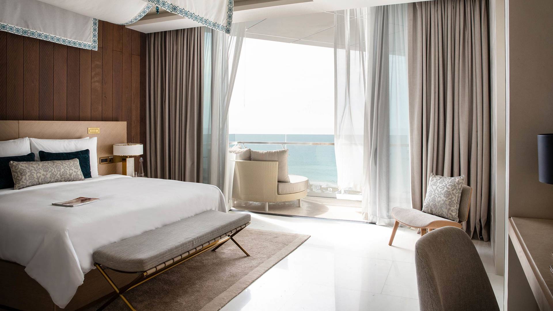 Schlafzimmer der Abu Dhabi Suite im Jumeirah Saadiyat Island Resort