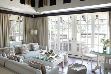 Exklusives Wohnzimmer der Villa mit zwei Schlafzimmern im Jumeirah Beach Hotel