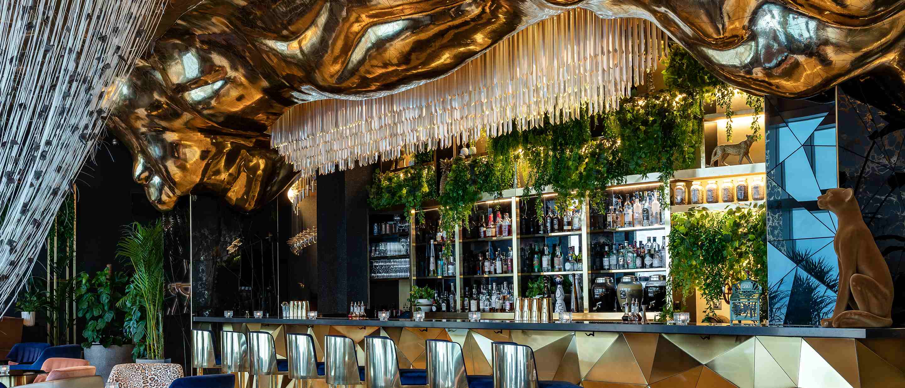 Enjoy creative drinks surrounded by golden hues at the extravagant, Gilt. Image credit: Burj Al Arab Jumeirah. 