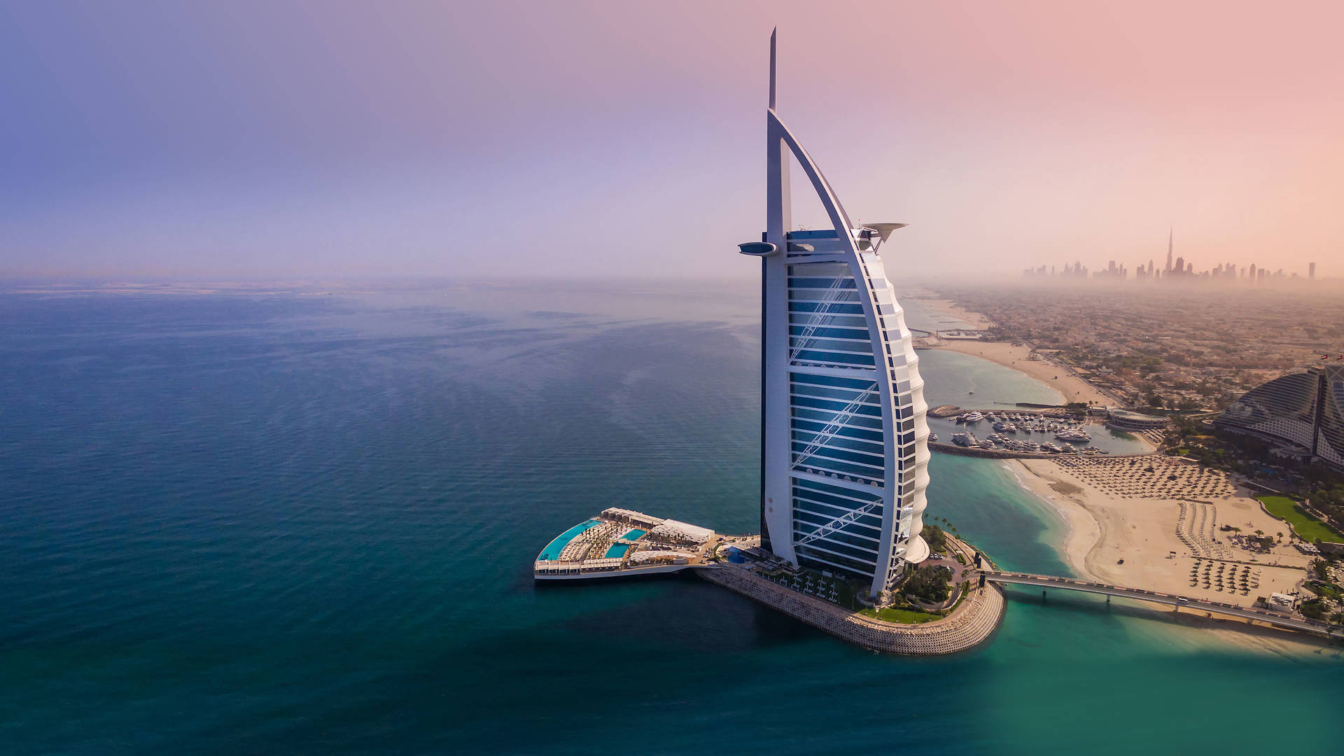Jumeirah Burj Al Arab Profil, Außenaufnahme in der Vogelperspektive mit Strand 