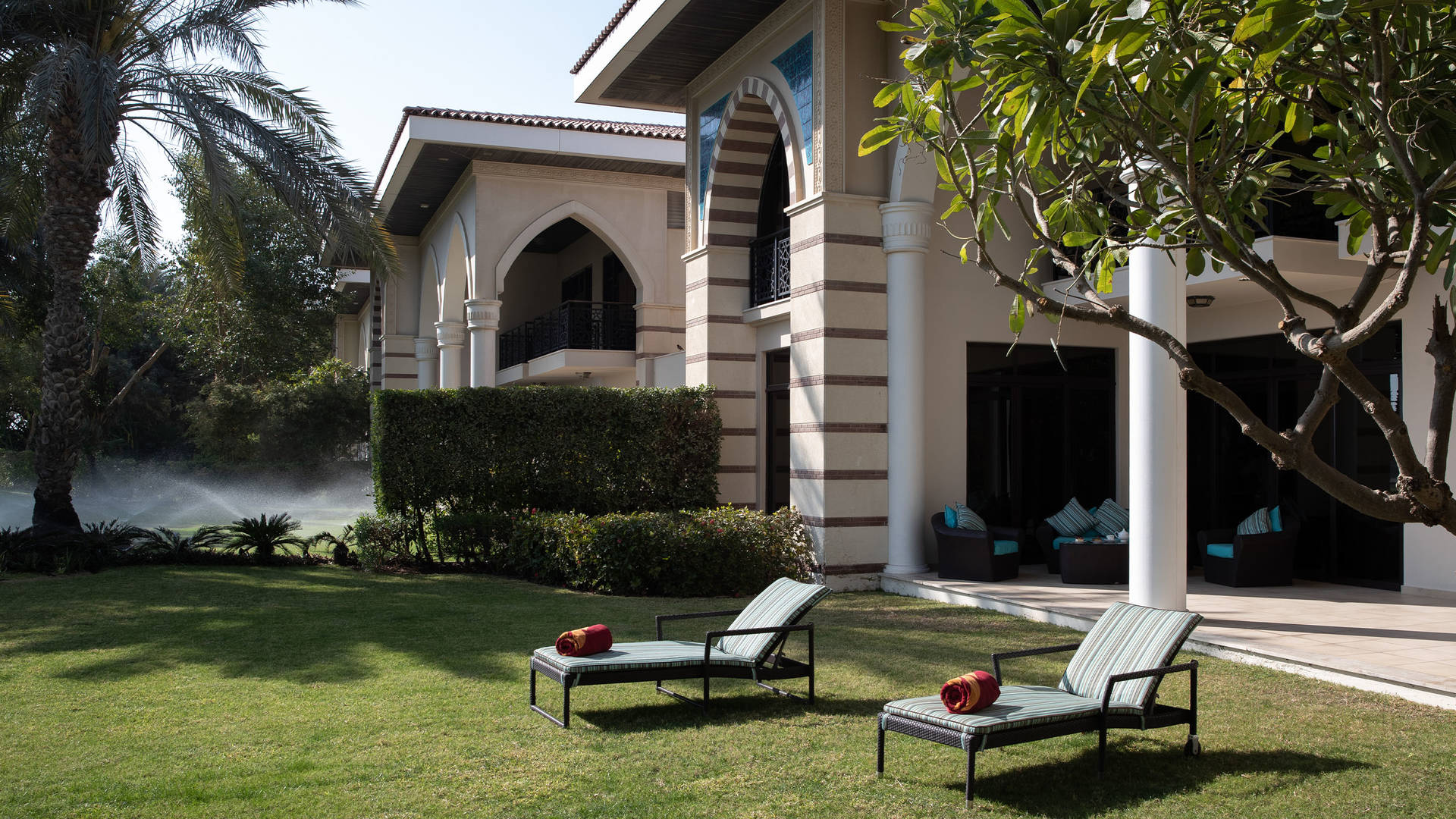 卓美亚棕榈岛皇家酒店海景王室公寓的葱郁花园
