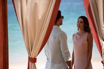 6-4_Jumeirah-Zabeel-Saray---Lifestyle---Western-Couple---Beach---06