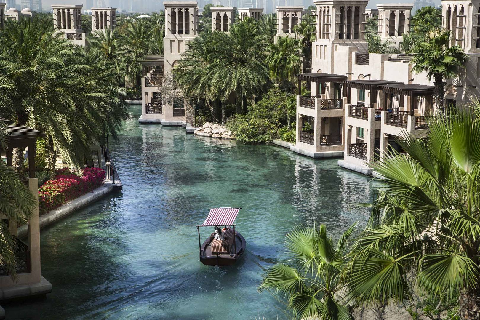 Абра — каналы — Jumeirah Al Qasr
