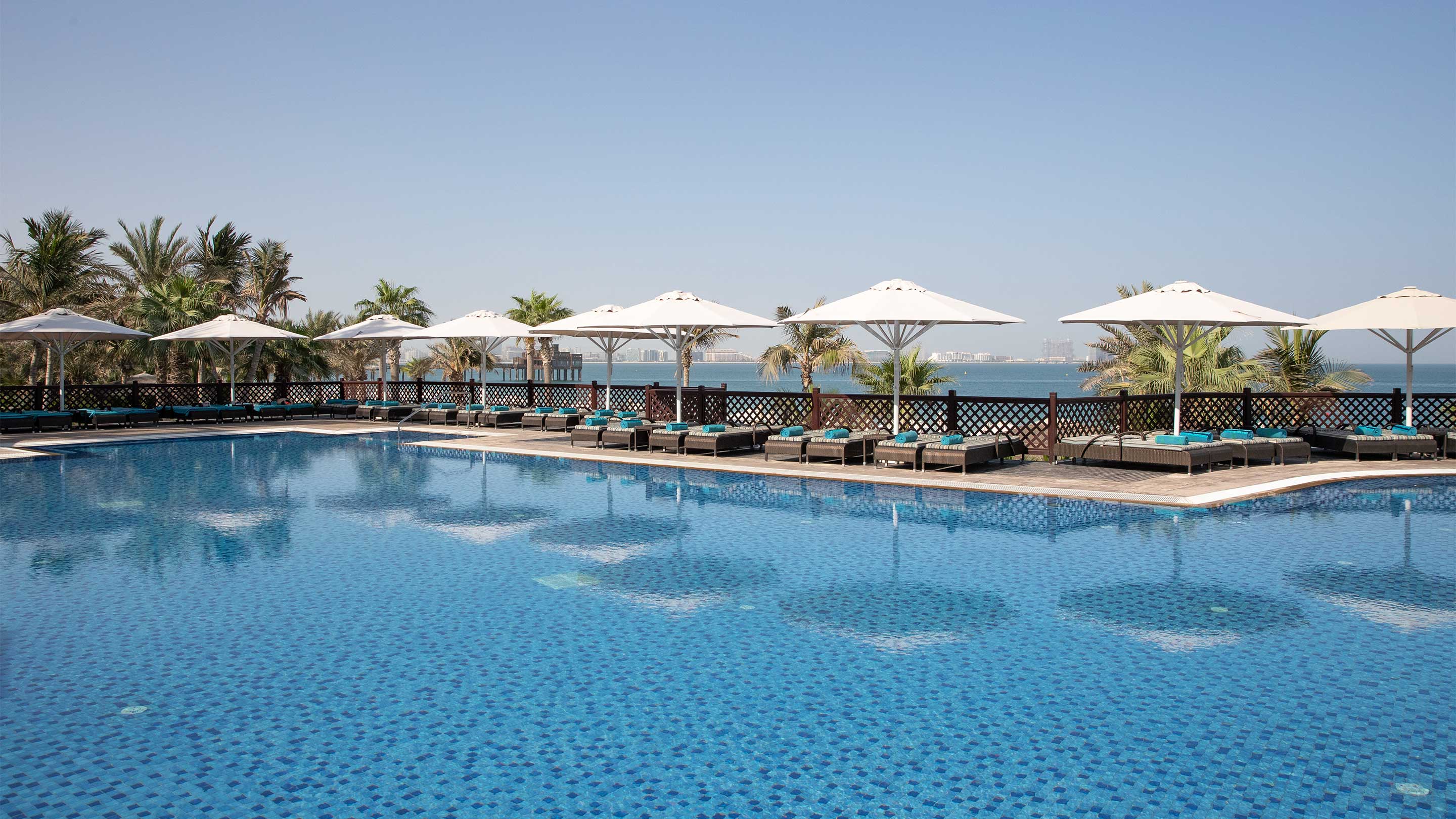 Отель Jumeirah Mina A'Salam — бассейн