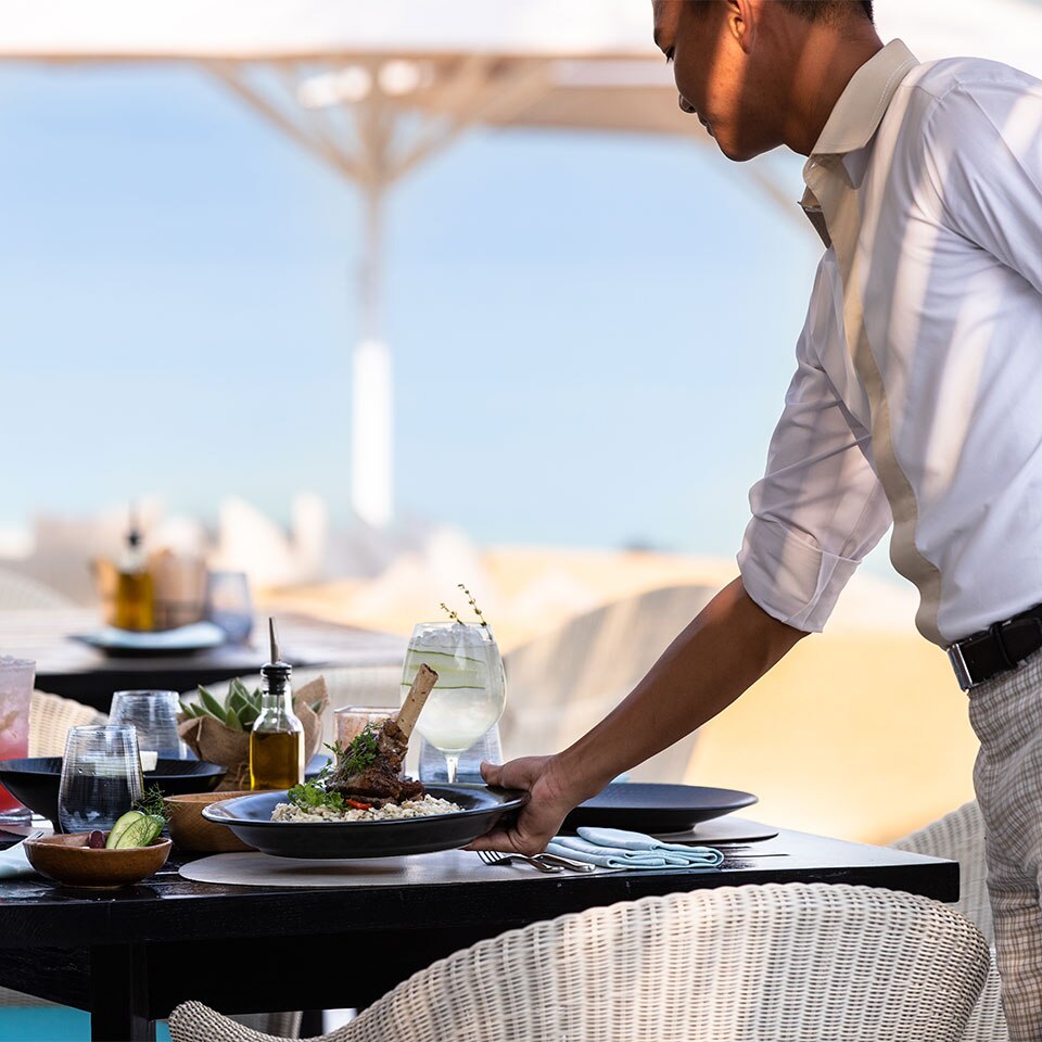 1-1 Jumeirah Mina A Salam restaurant dishes seaside