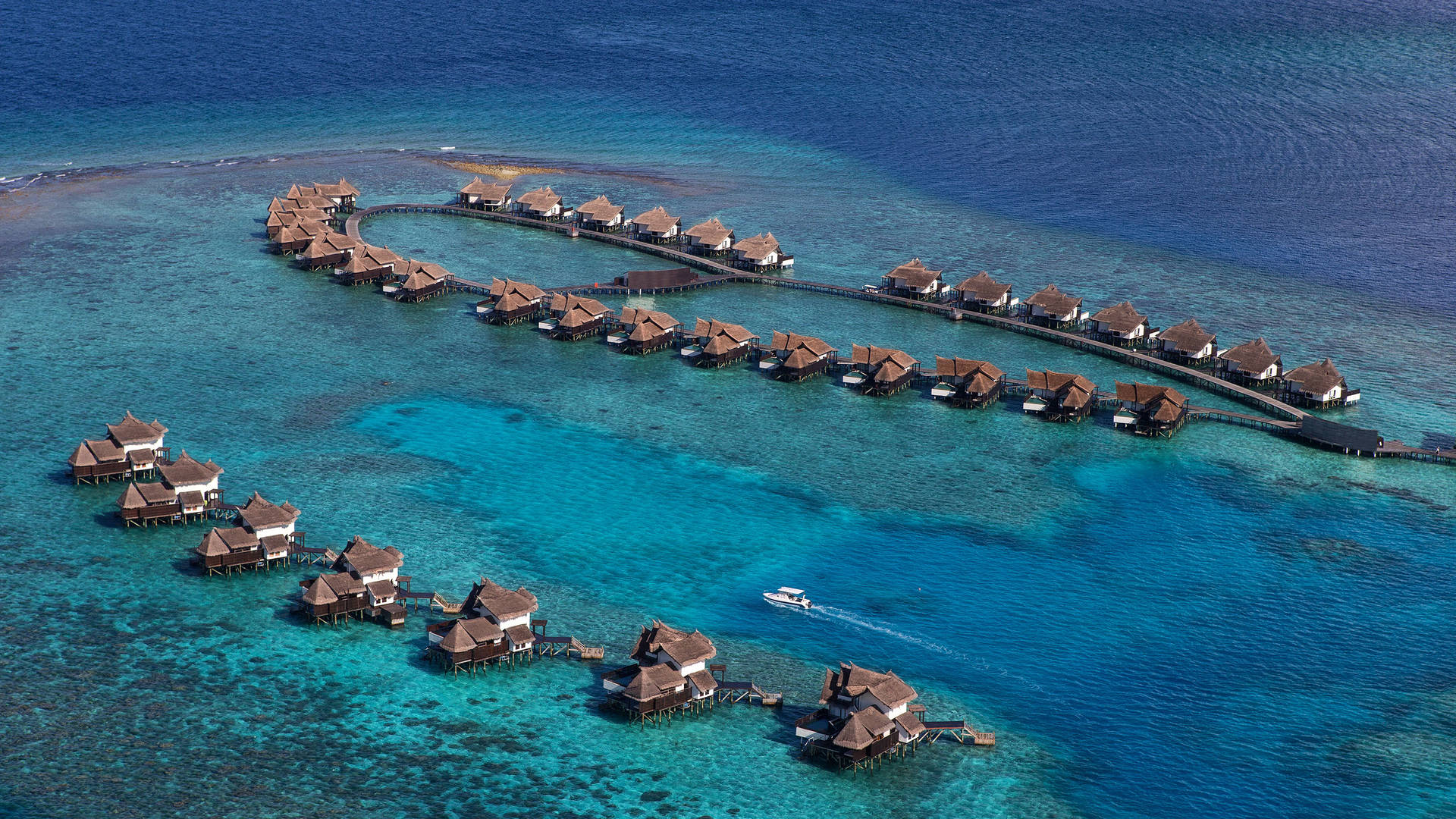 вид с воздуха на виллы на воде private ocean retreat отеля jumeirah vittaveli
