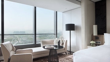 Jumeirah Nanjing, Deluxe-Zimmer mit Kingsize-Bett und Flussblick