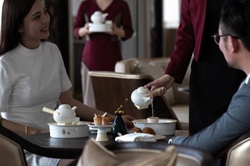 南京卓美亚酒店茶解正在为宾客倒茶的女服务员