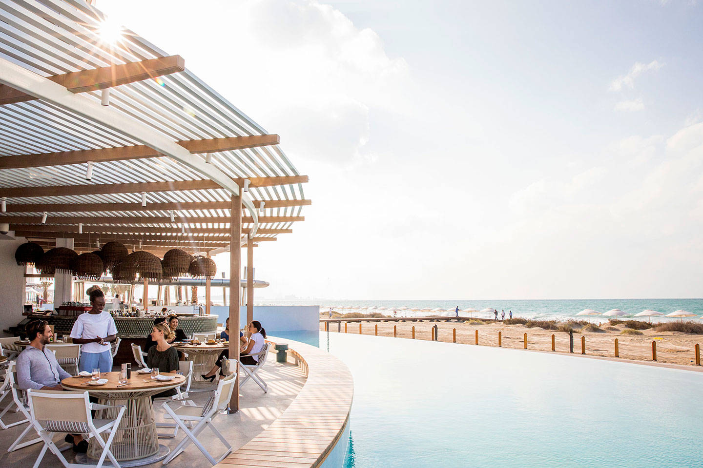 Курорт Jumeirah at Saadiyat Island Resort — обеденный зал в ресторане Mare Mare