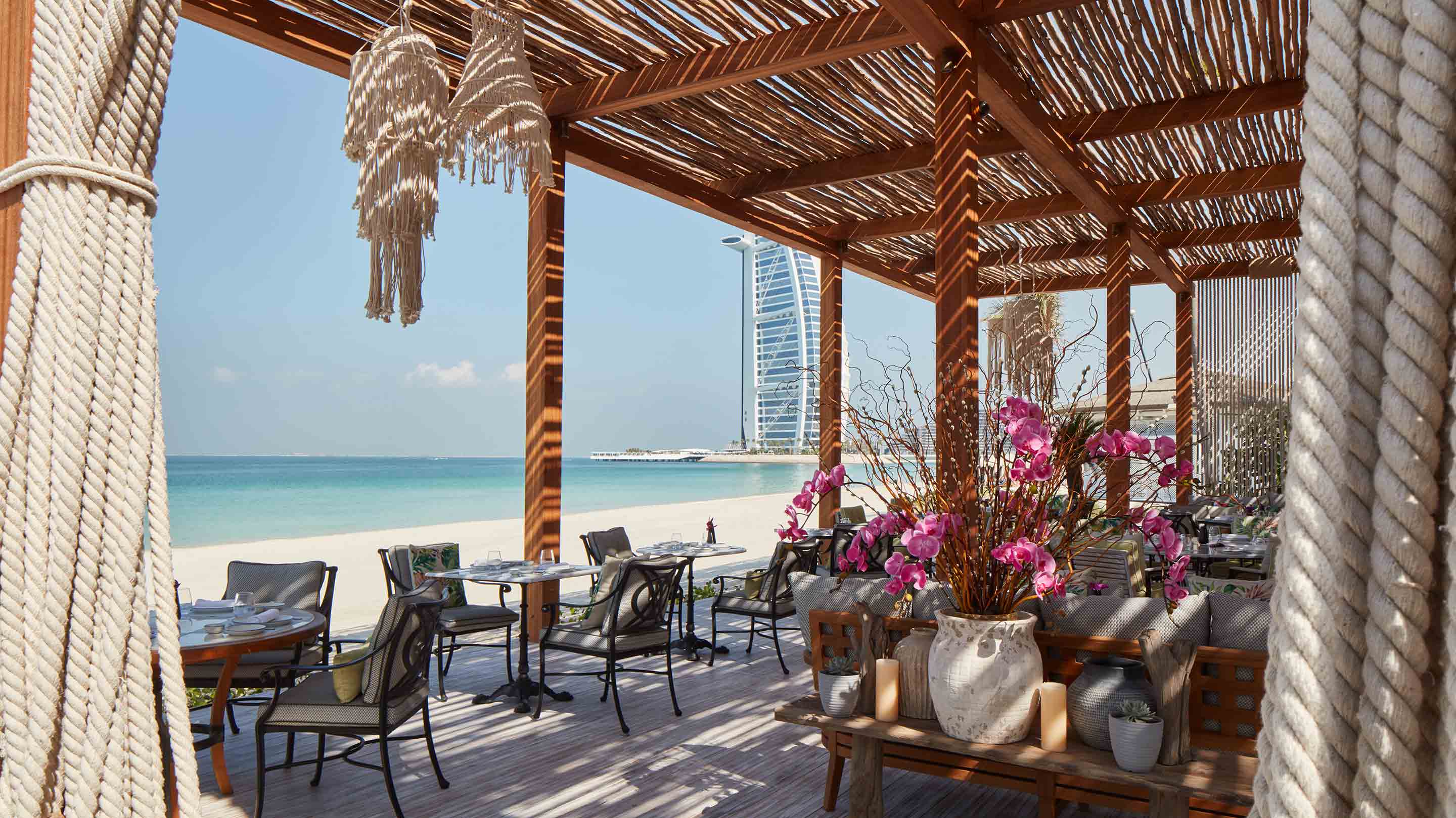 french-riviera-beach-mediterranean-seafood-restaurant-in-jumeirah-al-qasr