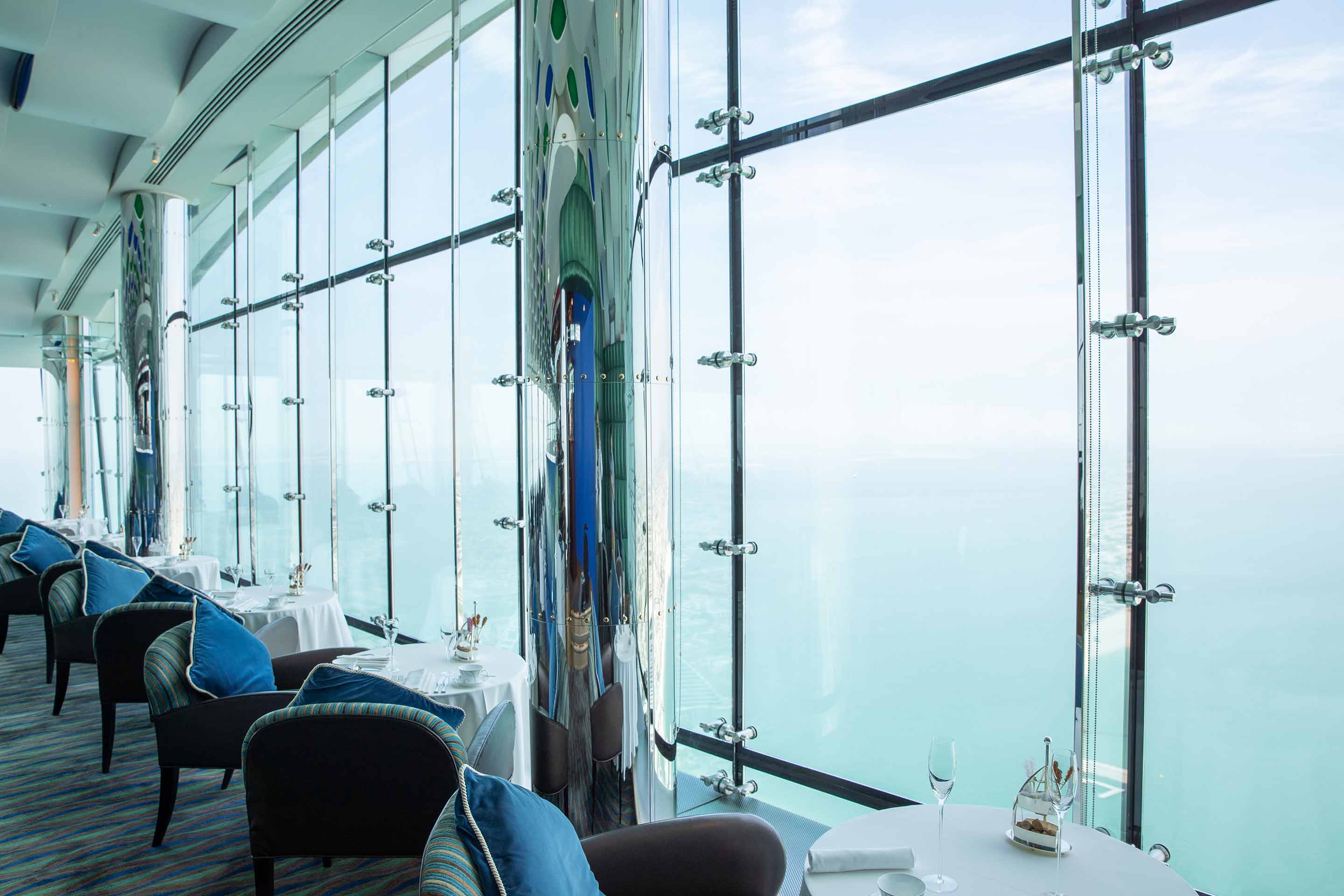 Зал ресторана-бара Skyview в отеле Burj Al Arab Jumeirah