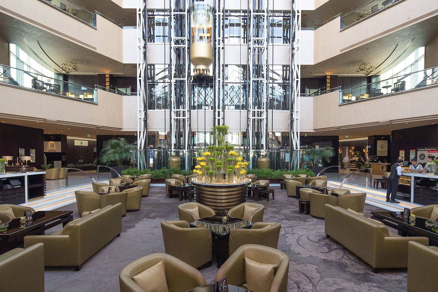 Лаунж-бар Daefi Lounge с лифтами в фойе в отеле Jumeirah at Etihad Towers 