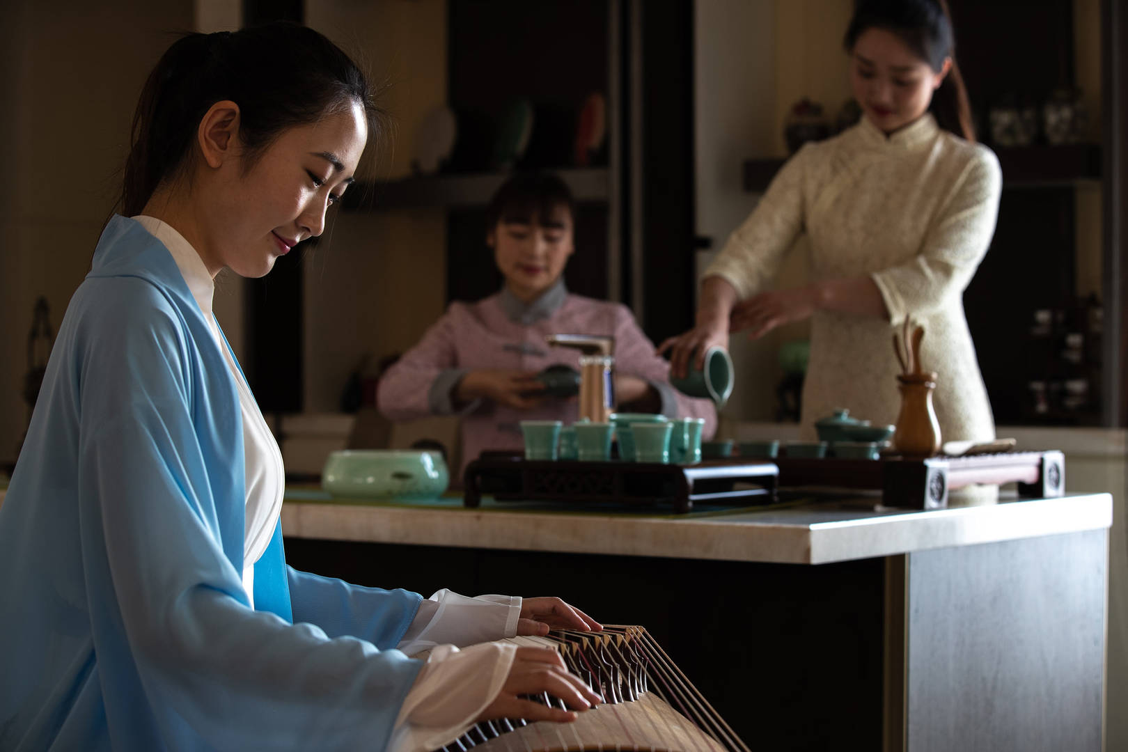 南京卓美亚酒店茶檞演奏乐器的女子