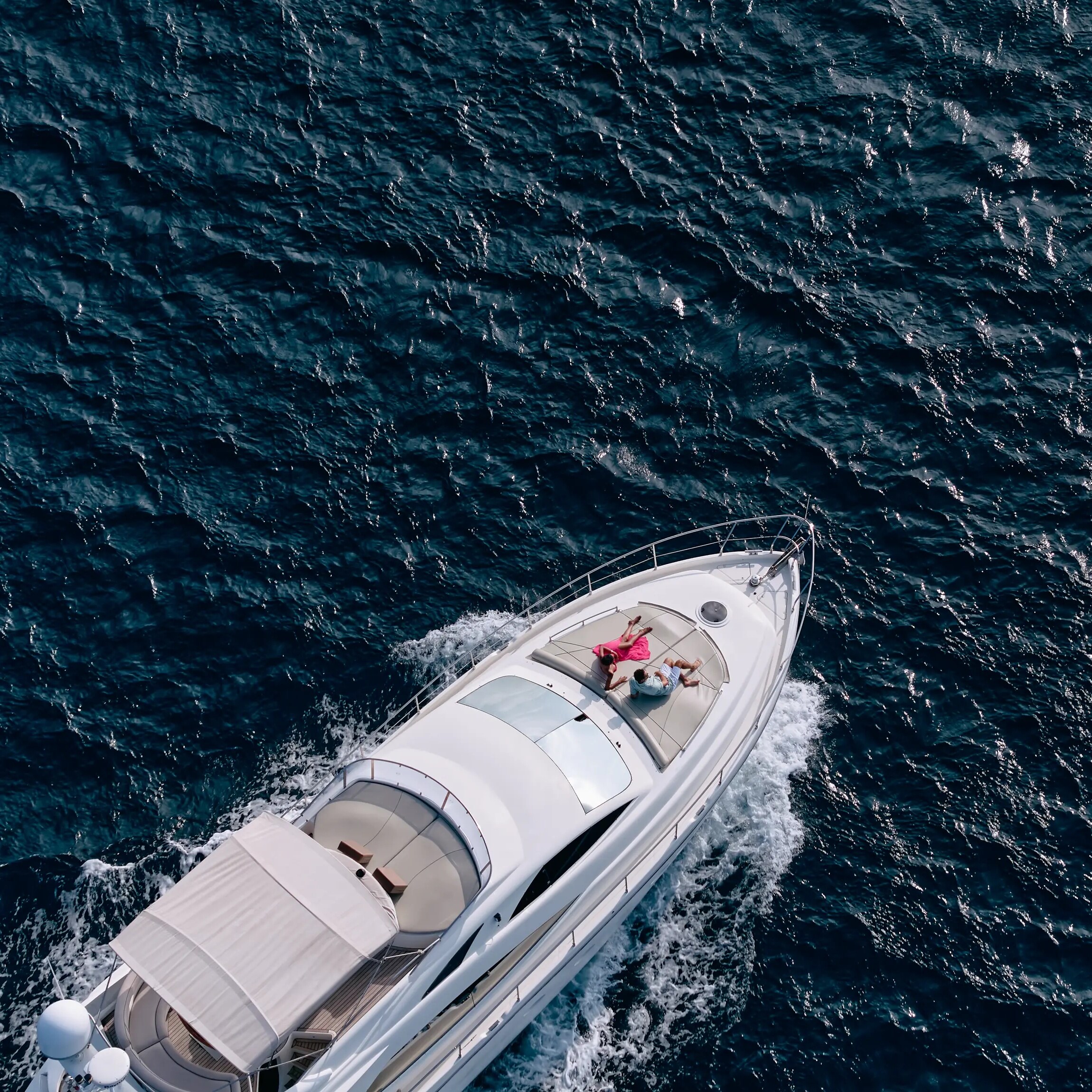 Jumeirah Olhahali Island_Guests_Speedboat_Drone Shot