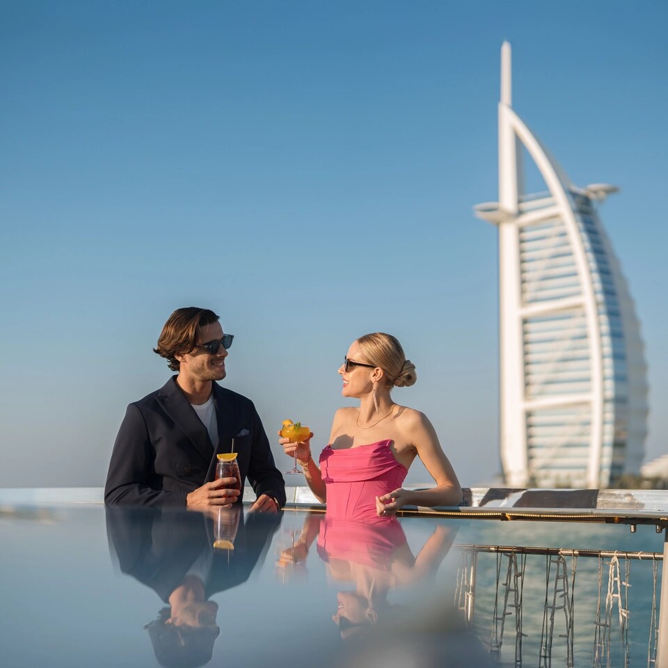 Jumeirah Al Qasr_ONDA by Pierchic_Couple with drinks_View_Lifestyle_Landscape 4