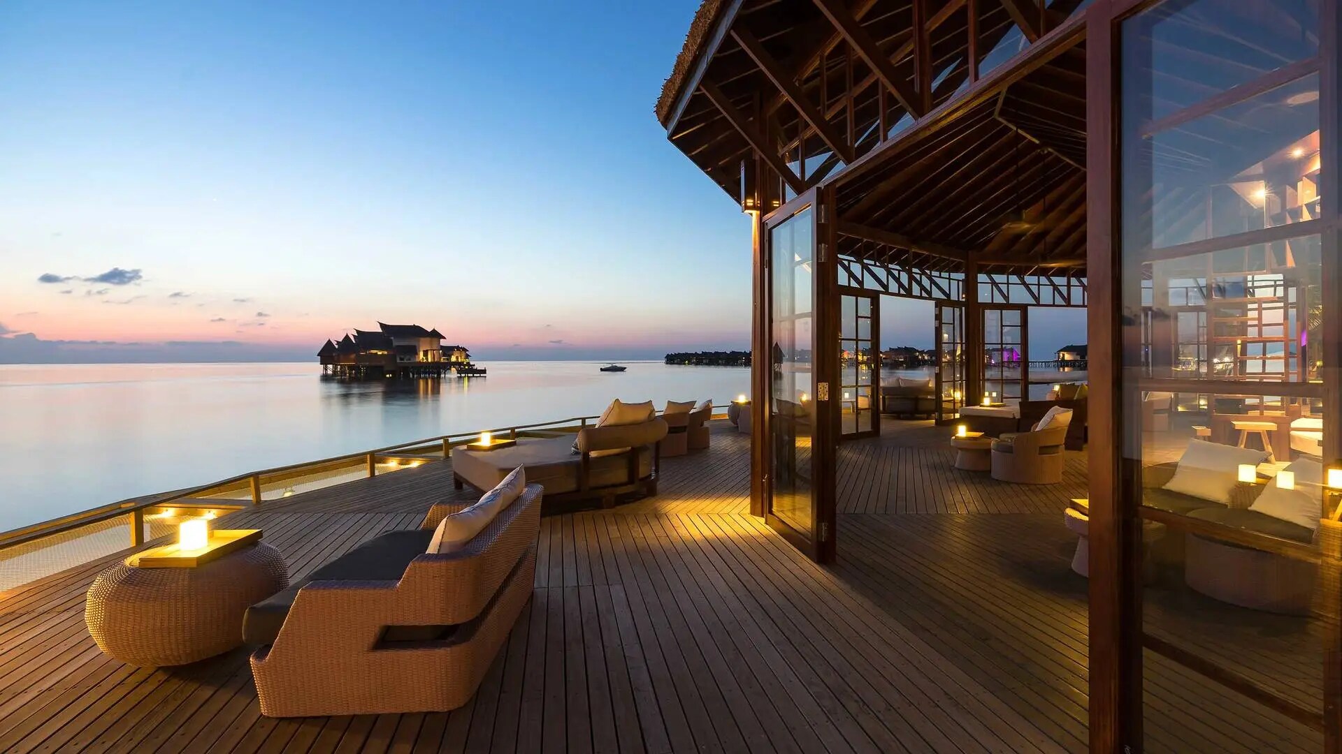 Jumeirah Vittaveli meal over water