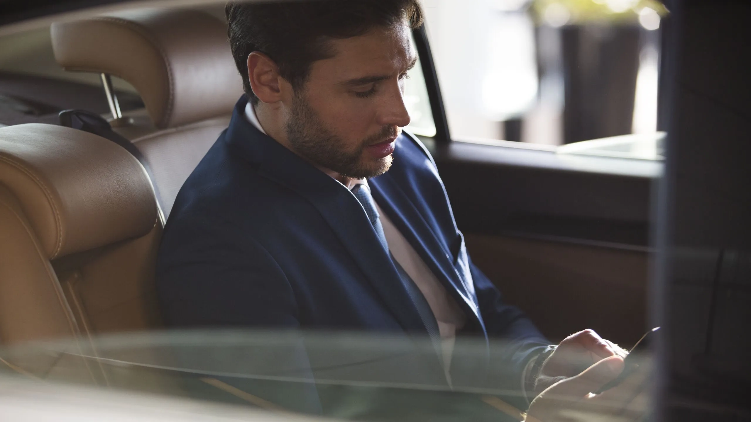 jcomHeroimageJumeirah Sirius  Limousine Service  Business