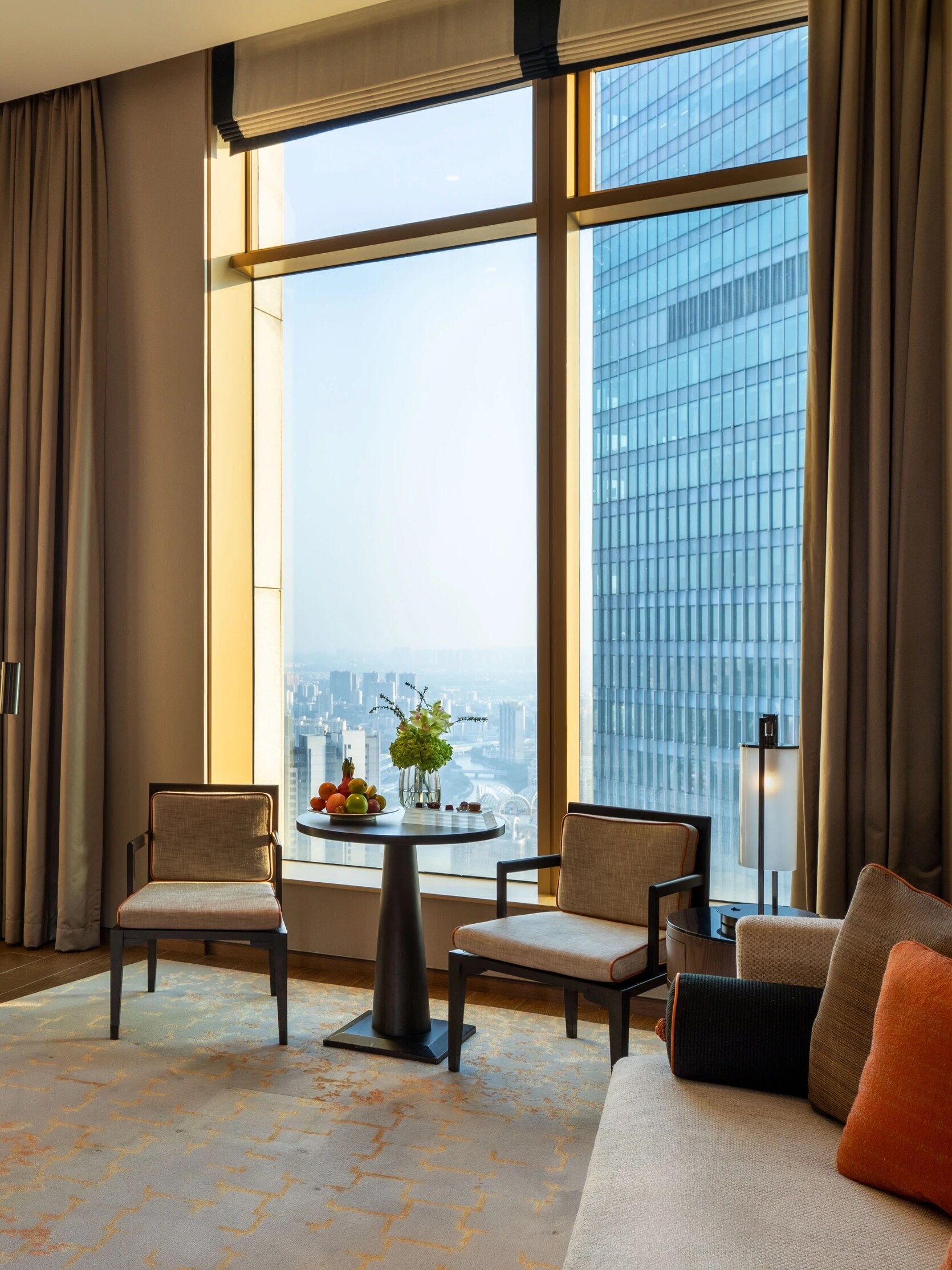 Jumeirah Guangzhou - Premium Twin Bed Room - living area with city view