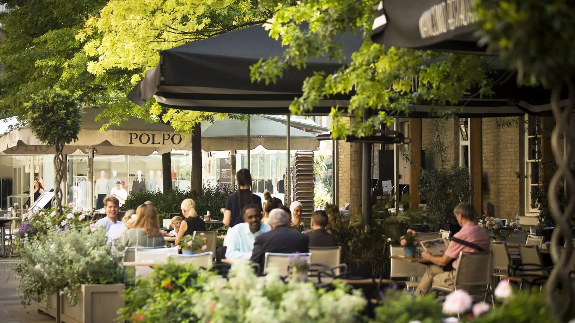Dining on outdoor terrace at The Carlton Tower Jumeirah
