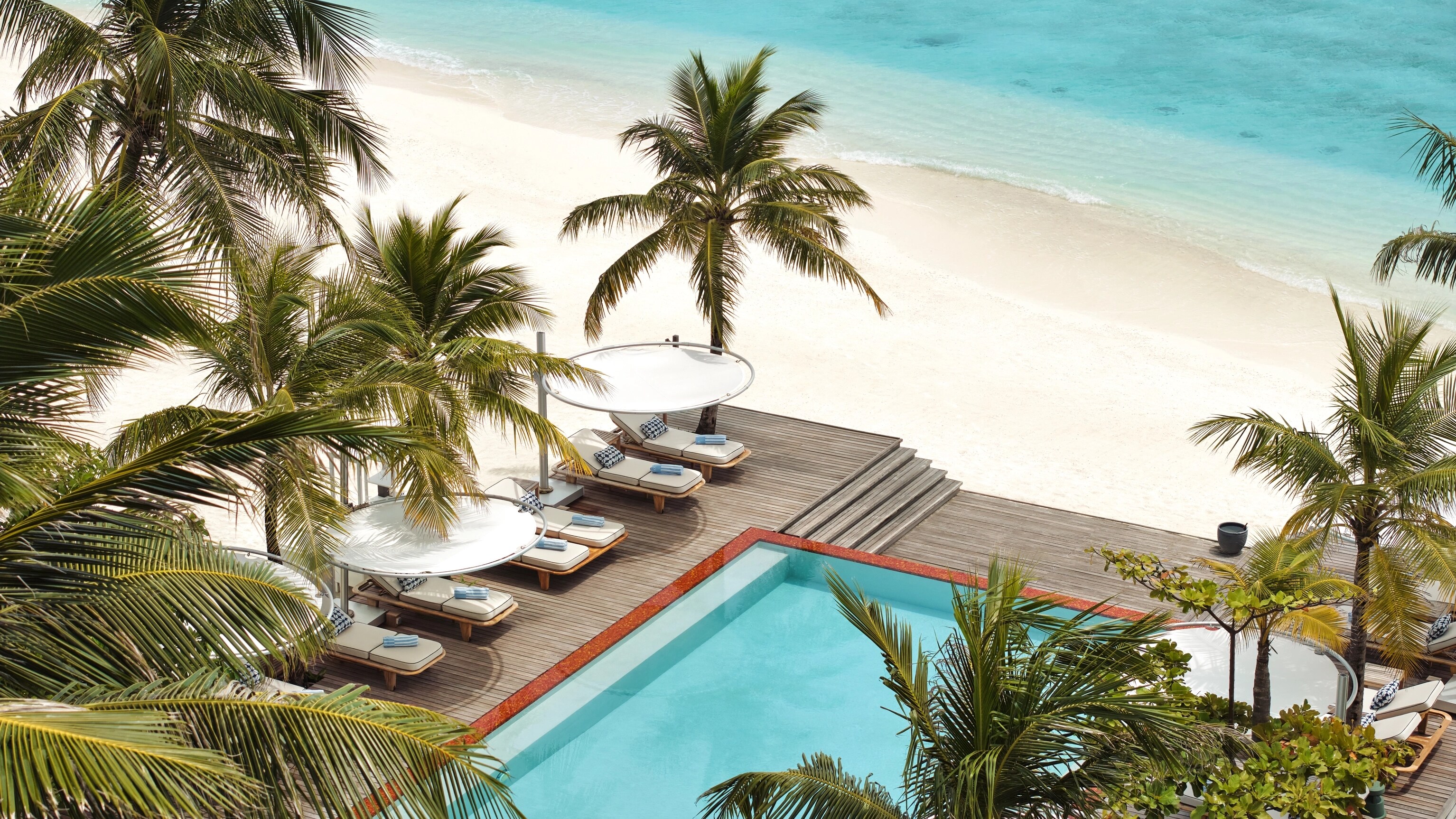 Jumeirah Olhahali Island_Shimmers_Exterior 2
