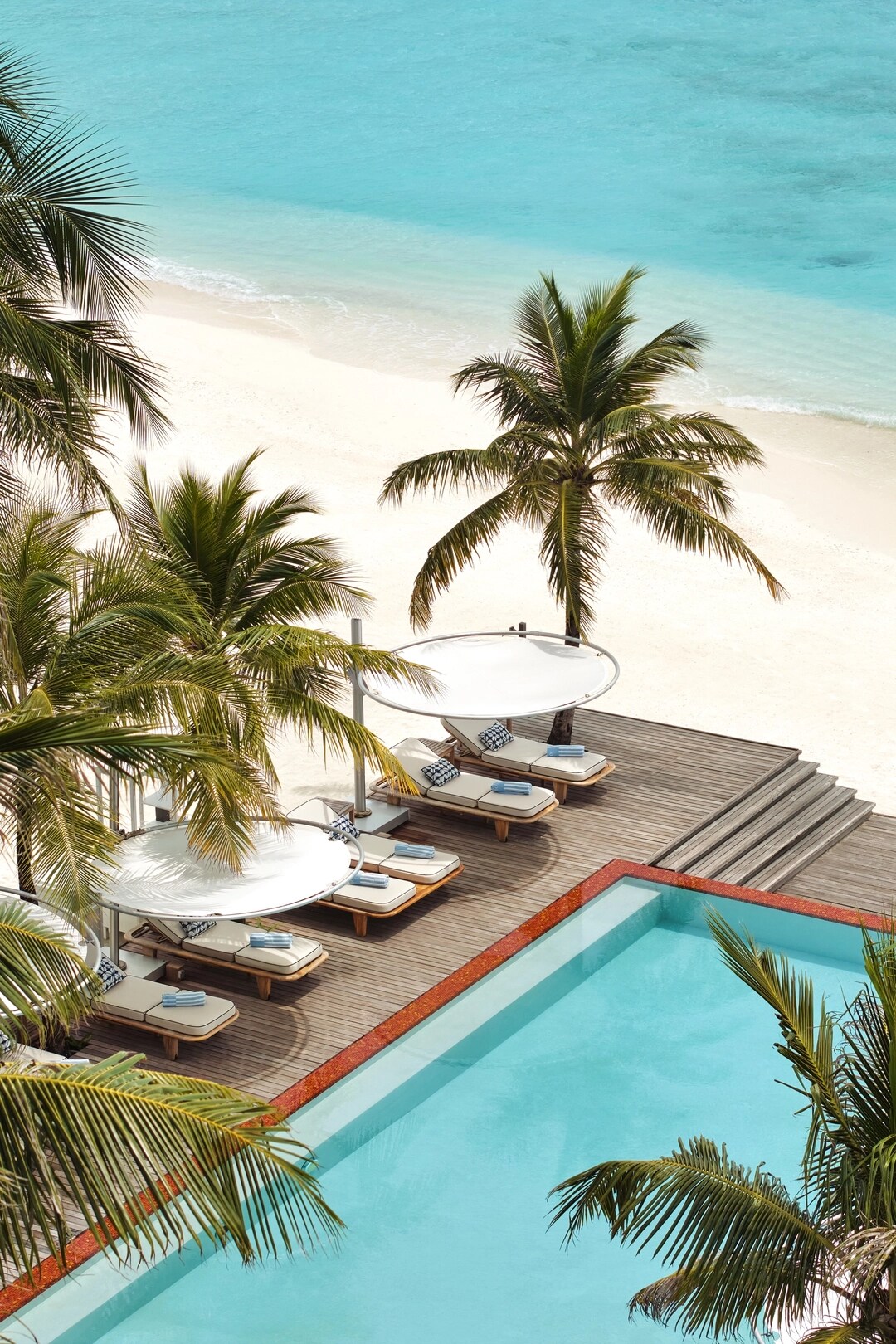 Jumeirah Olhahali Island_Shimmers_Exterior 2