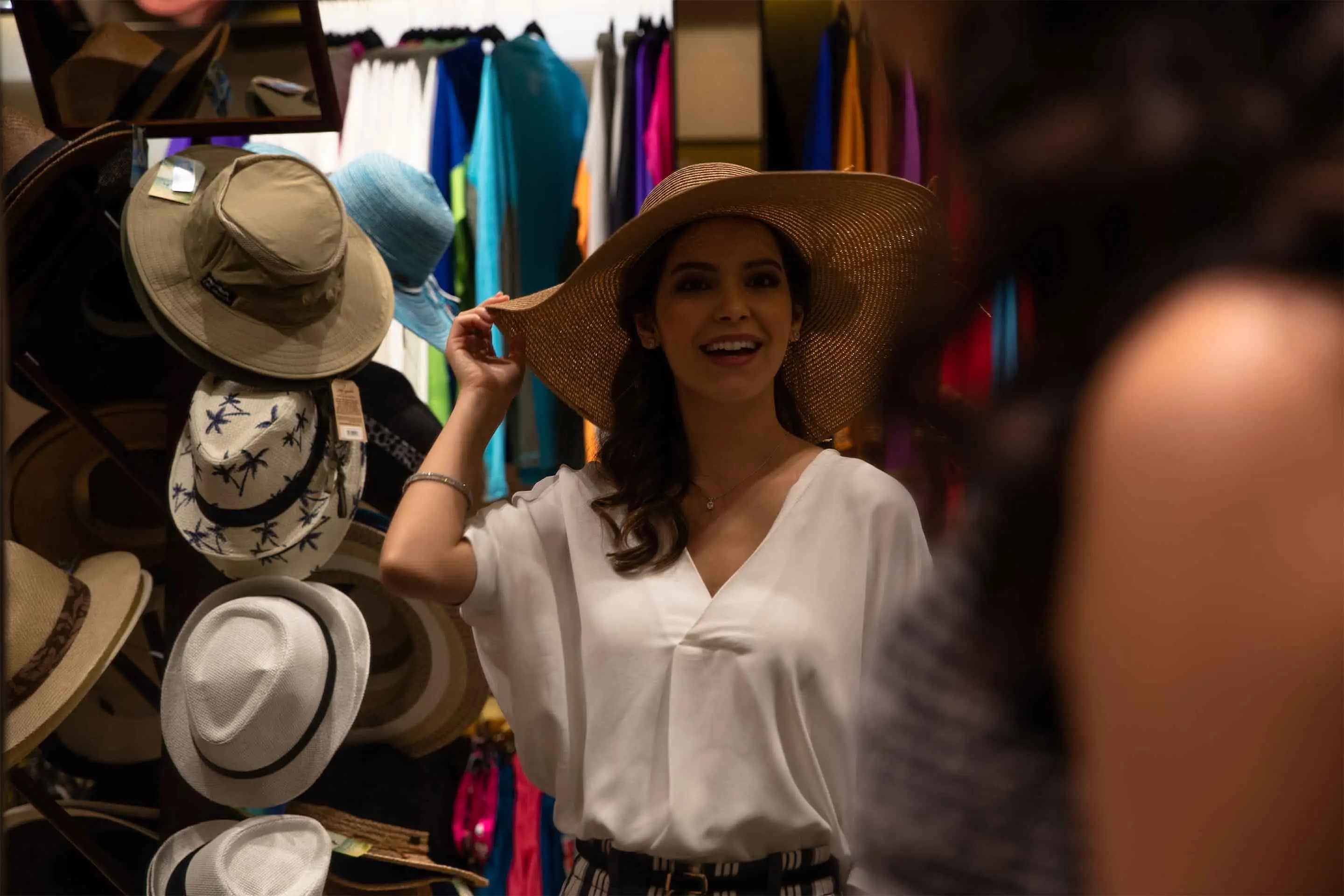 6-4_Jumeirah-Zabeel-Saray---Lifestyle---Retail---Al-Dukan---Lady-Shopping---03