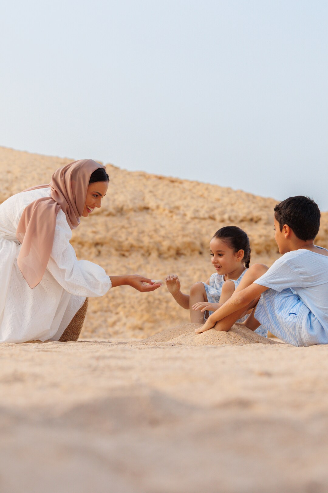 Jumeirah Muscat Bay_Arbic Family_Lifestyle_Woman_Playing
