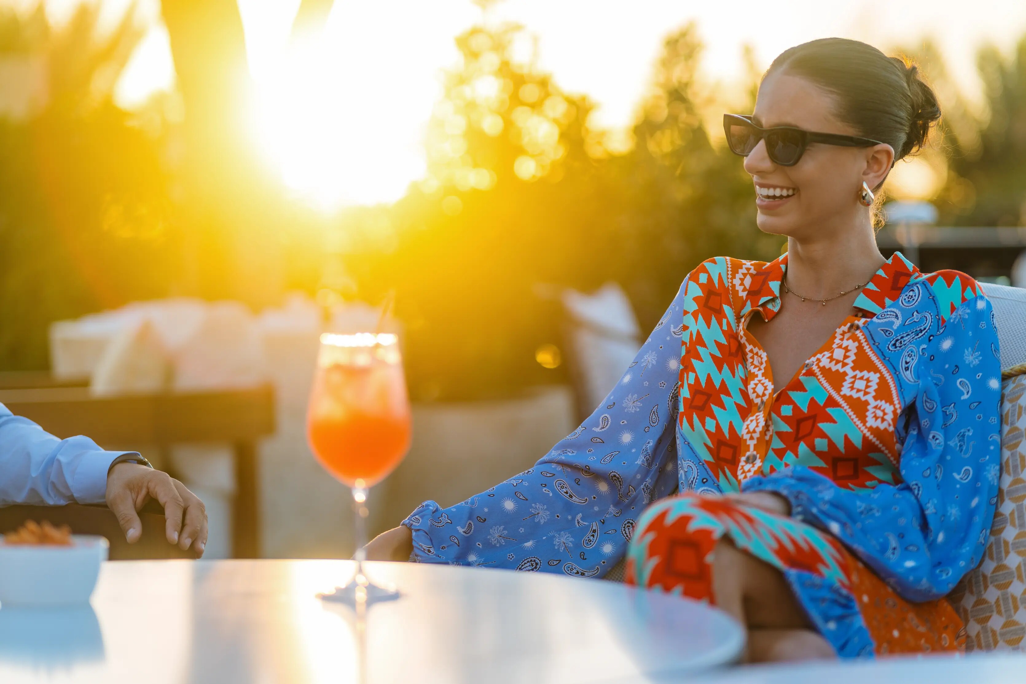 Jumeirah Mina Al Salam_ Cala Vista_Model drinking Aperitivo 2